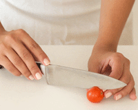 chef-cutting-tomato
