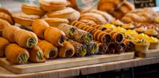 Close up of tray of delicious Italian Cannoli