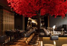 Photo of restaurant tables at Casa73